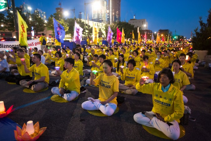Centenas de praticantes e simpatizantes do Falun Gong realizam uma vigília a luz de velas em frente ao consulado chinês em Nova York em 16 de julho de 2017. Lançada em 20 de julho de 1999, a perseguição está entrando agora em seu 18º ano dentro da China (Benjamin Chasteen/Epoch Times)