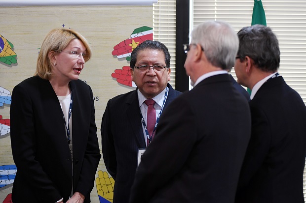 Ex-procuradora-geral da Venezuela, Luisa Ortega Díaz (à esq.) (EVARISTO SA/AFP/Getty Images)