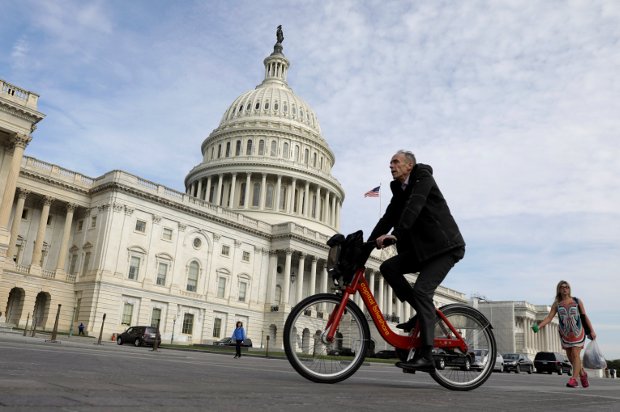 Um ciclista passa pelo Capitólio dos EUA em Washington em 4 de maio de 2017 (Kevin Lamarque/Reuters)