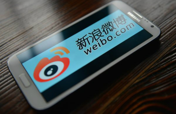 Smartphone mostra o logotipo da plataforma de microblogging chinês, Weibo, fotografia tirada em 19 de março de 2014 (Peter Parks/AFP/Getty Images)