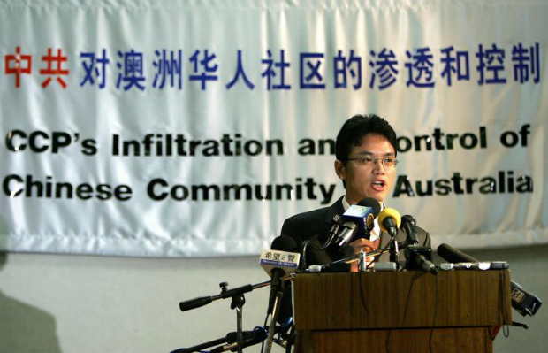O ex-diplomata chinês Chen Yonglin disse em uma coletiva de imprensa em Sydney que depois de receber visto de proteção, avisou as intenções do Partido Comunista Chinês de influenciar os australianos em 10 de julho de 2005 (Greg Wood / AFP / Getty Images)