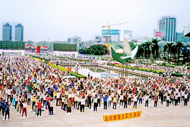 Milhares de praticantes de Falun Gong realizam um dos cinco exercícios de prática, chamado "Estaca Parada Falun" em Guangzhou, no sul da China, em 1998, um ano antes da perseguição começar (Epoch Times)