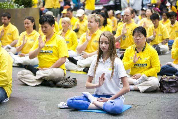 Pessoas praticam os exercícios do Falun Dafa como parte das celebrações do Dia Mundial do Falun Dafa em Nova York (Samira Bouaou/Epoch Times)