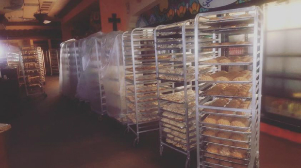 Corações para os que estão em perigo e para os que perderam tudo... estamos fechados até novo aviso, mas nossos panaderos cozinharam a noite toda então estaremos preparados para ajudar como pudermos com o nosso pão. #houston #harvey #houstonflood #tropicalstorm #flooding (El Bolillo)