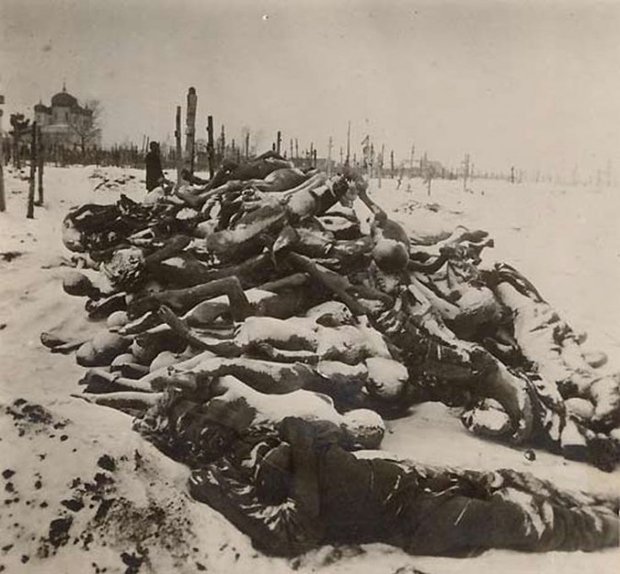 Centenas de cadáveres empilhados no cemitério local (Cruz Vermelha)