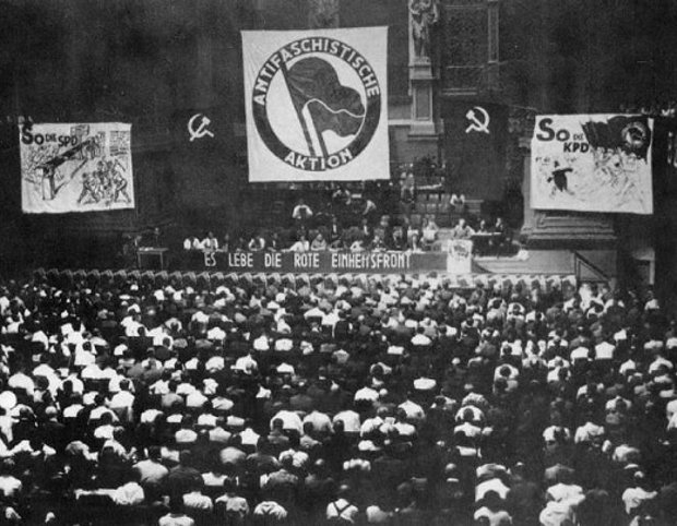 Congresso da Unidade Antifa, realizado na Phillarmonic Opera House em Berlim, em 10 de julho de 1932. O Congresso foi organizado pelo Partido Comunista da Alemanha como ponto de partida para derrotar o Partido Social Democrata e o Partido Nazista. Antifa rotulou ambos os partidos como 'fascistas', o qual era um rótulo político que usavam contra todos os partidos rivais (Domínio público)