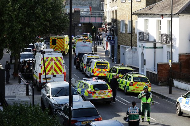 Veículos de polícia enfileirados na rua próxima à estação de metrô Parsons Green, em Londres (Kevin Coombs/Reuters)