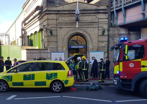 Serviços de emergência presentes na cena inspecionando uma explosão num vagão de metrô na estação Parsons Green, a oeste de Londres (@Asolopovas/Twittert/via Reuters)