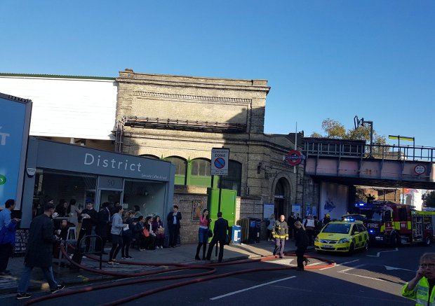 Serviços de emergência presentes na cena inspecionando uma explosão num vagão de metrô na estação Parsons Green, a oeste de Londres (@ASolopovas/Twittert/via Reuters)