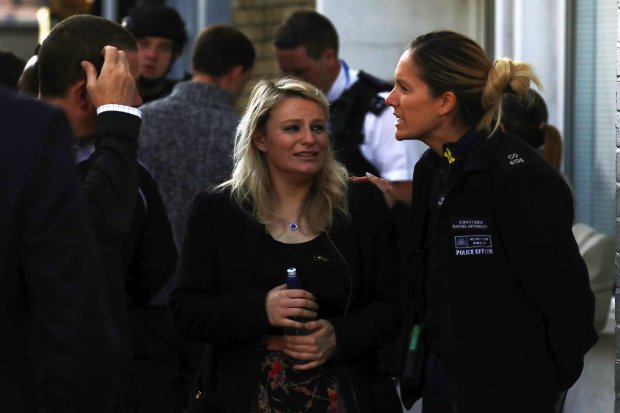Uma mulher reagindo ao lado de fora da estação de metrô Parsons Green, em Londres (Kevin Coombs/Reuters)