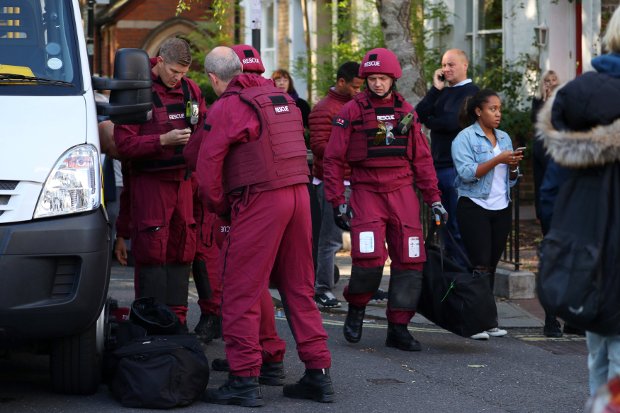 Membros do esquadrão antibomba trabalhando num veículo próximo à estação de metrô Parsons Green, em Londres (Kevin Coombs/Reuters)