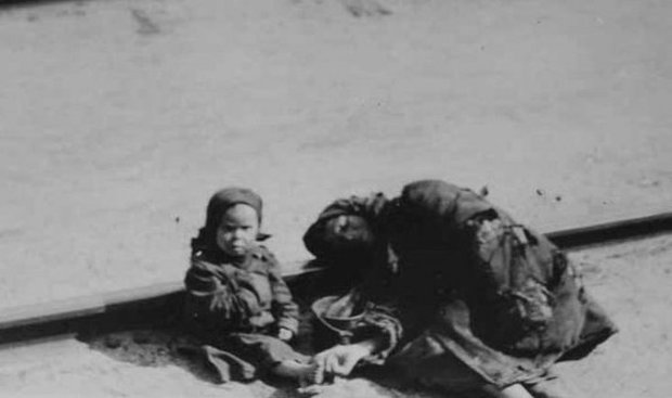 Vítimas da fome, 1922. De: Exposição sobre a Ajuda Humanitária dos Estados Unidos à Rússia Soviética Durante a Fome de 1921–1923 (Domínio Público)
