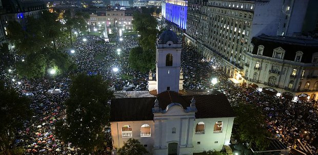 Argentinos tomam a Plaza de Mayo durante a Marcha do Silêncio, em memória do promotor Alberto Nisman em 18 de fevereiro de 2015, um mês após sua morte misteriosa (Juan Mabromata/AFP/Getty Images)