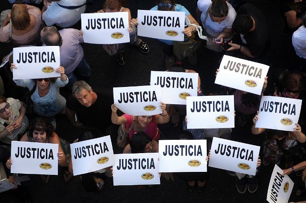 Cidadãos argentinos exigem justiça para o caso Alberto Nizman em protesto em frente à sede da associação judaica Amia, em Buenos Aires, em 21 de janeiro de 2015, onde um ataque terrorista matou 85 pessoas em 1994. O atentado era investigado pelo promotor (Maxi Failla/AFP/Getty Images)