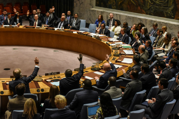 Embaixadores da ONU votam durante a reunião do Conselho de Segurança das Nações Unidas em Nova York em 11 de setembro de 2017 (Stephanie Keith/Reuters)
