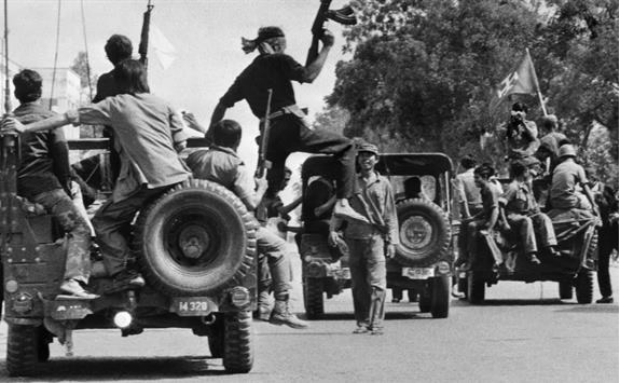 Forças militares do Khmer Vermelho atravessam Phnom Penh em 17 de abril de 1975