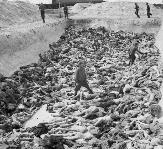 Vala comum em um campo de concentração; os nazistas mataram 50 mil pessoas no campo de Bergen-Belsen antes que elas fossem libertadas em 1945 (Anne Frank estava entre os massacrados). "Vala comum 3" mostra o médico do campo, Fritz Klein, de pé entre os mortos. Ele decidia se os prisioneiros deveriam ser enviados à câmara de gás quando não estavam mais aptos para trabalhar. Mais tarde, ele foi enforcado por suas atrocidades (Pinterest. Com)