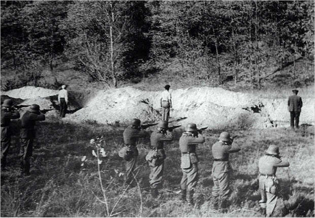 Judeus sendo executados em outubro de 1941 na Sérvia (Nytimes.com)