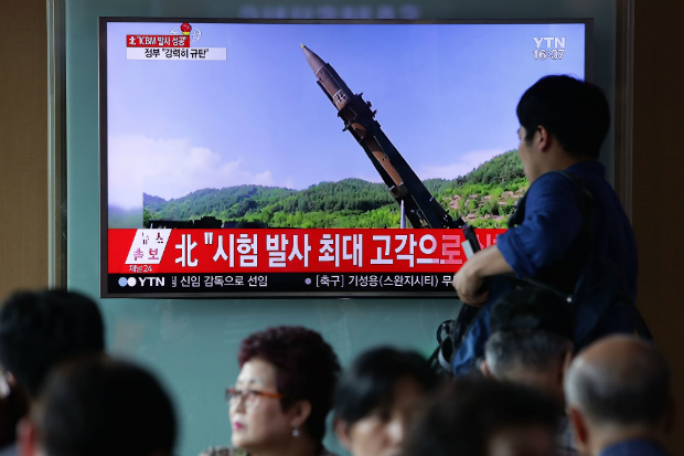 A constante provocação contra os adversários da Coreia do Norte é tão fundamental para o regime de Kim Jong-un que os meios de comunicação estatais estão dominados por tal situação e os eventos nacionais se resumem a desfiles militares e testes de mísseis (Chung Sung-Jun/Getty Images)