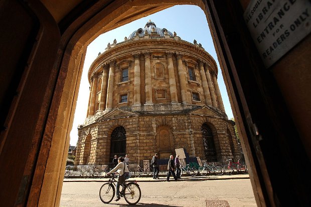 Um ciclista passeia pelo edifício Radcliffe Camera, no centro da cidade universitária de Oxford (Oli Scarff/Getty Images)