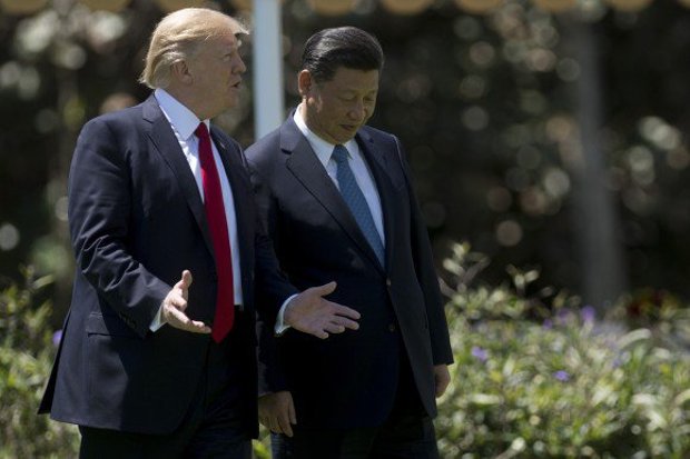 O presidente dos Estados Unidos, Donald Trump, e o líder chinês, Xi Jinping, andando juntos na fazenda Mar-a-Lago, em West Palm Beach, Flórida, em 7 de abril de 2017 (Jim Watson/AFP/Getty Images)