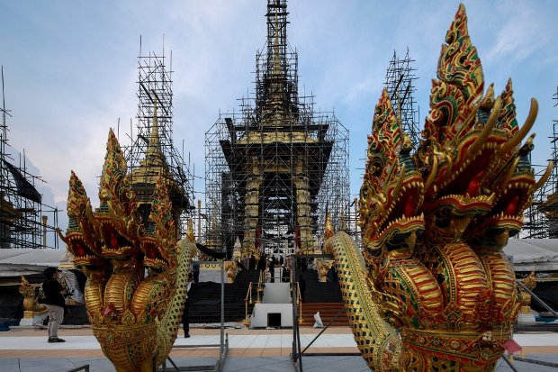 Esculturas de deidades que serão usadas no Crematório Real para o falecido Rei Bhumibol Adulyadej são vistas em Bangkok, Tailândia, 21 de setembro de 2017 (Reuters/Athit Perawongmetha)