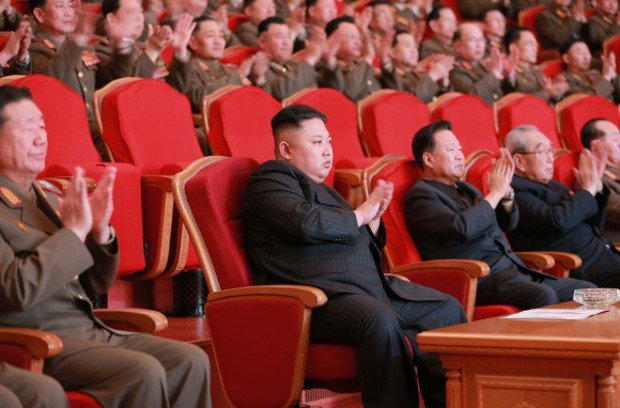 O líder norte-coreano Kim Jong-Un (centro) em Pyongyang em 22 de fevereiro de 2017 (STR/AFP/Getty Images)