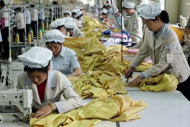 Mulheres trabalham na linha de montagem de uma fábrica têxtil sul-coreana em Kaeson, Coreia do Norte, em 22 de maio de 2007 (Chung Sung-Jun/Getty Images)