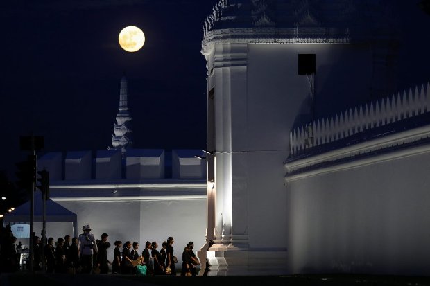 A Lua sobe enquanto os simpatizantes se enfileram para manifestar seu respeito ao falecido Rei Bhumibol Adulyadej no último dia em que o Salão do Trono permaneceu aberto ao público, Bangkok, Tailândia, 5 de outubro de 2017 (Reuters/Athit Perawongmetha)