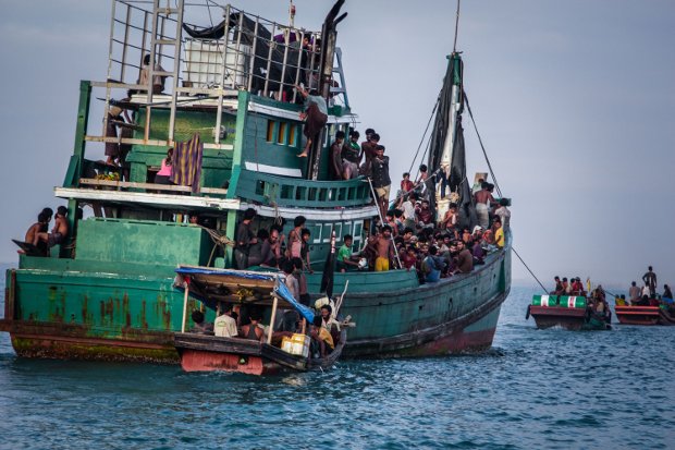 Os migrantes Rohingya em um barco na costa da Indonésia aguardam resgate em 20 de maio. O grupo minoritário islâmico Rohingya está fugindo da perseguição na Birmânia (Januar/AFP/Getty Images)