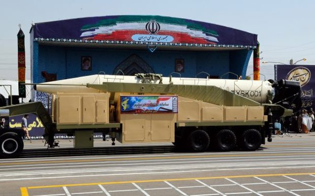 O novo míssil iraniano de longo alcance Khoramshahr é exibido durante um desfile militar em Teerã, em 22 de setembro (STR/AFP/Getty Images)