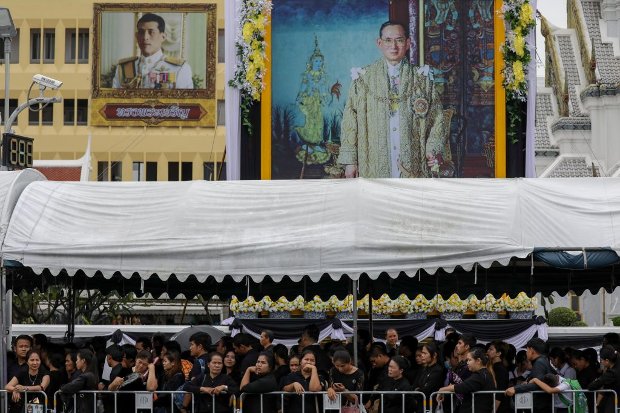 Simpatizantes se enfileram para prestar homenagens ao falecido Rei Bhumibol Adulyadej nas cercanias do Grande Palácio de Bangkok, Tailândia, 24 de setembro de 2017 (Reuters/Athit Perawongmetha)