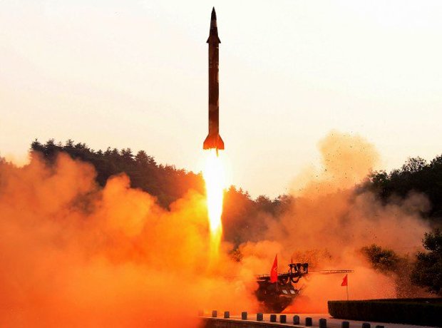 Teste de um míssil balístico em localização confidencial na Coreia do Norte numa foto não datada, publicada pela Central News Agency oficial da Coreia do Norte, em 30 de maio de 2017 (STR/AFP/Getty Images)