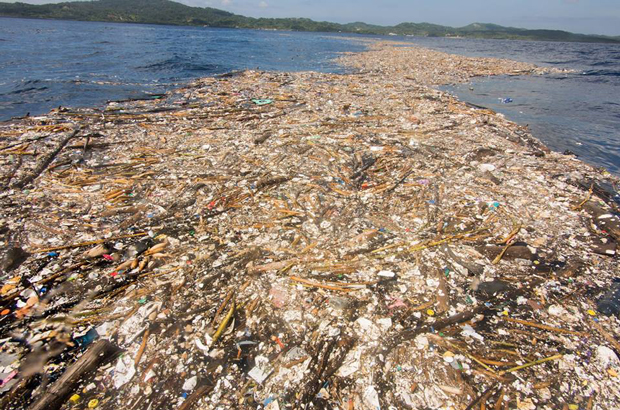 Lixo, principalmente plástico, é visto no Mar do Caribe. (Foto do Facebook de Caroline Power)