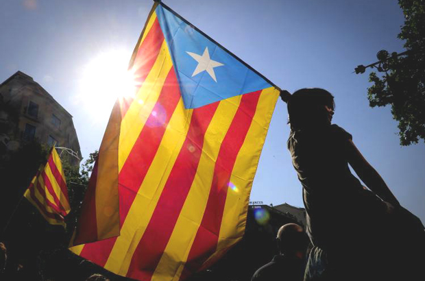 Milhares de pessoas marcharam no dia 10 de julho com a bandeira catalã em Barcelona em apoio ao estatuto de autonomia da região catalã. (Josep Lago/Getty Images)