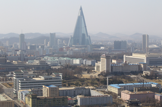 Coreia do Norte, mortalidade, guerra -O Hotel Ryugyong é visto no fundo em Pyongyang, Coreia do Norte, em 3 de abril de 2011. Pyongyang é a capital e única grande cidade da Coreia do Norte. O Hotel Ryugyong está em construção há trinta anos (Feng Li/Getty Images)