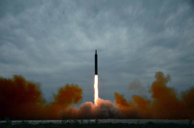 O foguete balístico estratégico norte-coreano de classe intermediária Hwasong-12 é lançado num local não revelado perto de Pyongyang, Coreia do Norte, em 29 de agosto (STR/AFP/Getty Images)