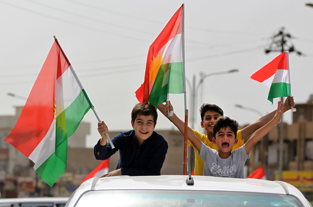 Curdos iraquianos celebram com a bandeira curda nas ruas da cidade de Kirkuk, no norte do Iraque, em 25 de setembro de 2017, quando votaram num referendo sobre a independência. (Ahmad Al-Rubaye/AFP/Getty Images)