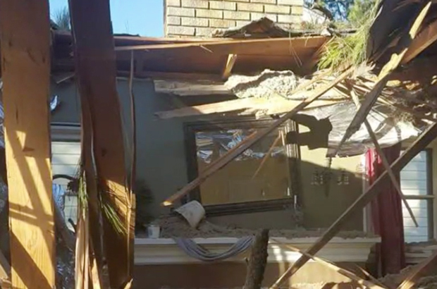 A casa de Tanya Tyler após uma árvore esmagar o teto de sua sala de estar (KREM2/Captura de tela)
