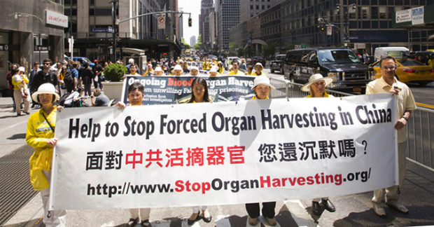 Praticantes do Falun Gong se reuniram em Nova York para a comemoração do Dia Mundial do Falun Dafa, em 13 de maio de 2015 (NTDTV)