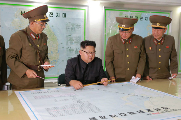 Ditador norte-coreano Kim Jon-un (ao centro) (STR/AFP/Getty Images)