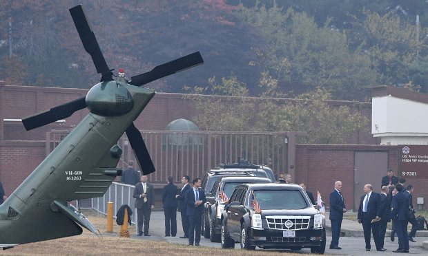 O presidente Donald Trump espera ao lado de dos helicópteros do Exército dos EUA em Seul no dia 8 de novembro de 2017, esperando o tempo se aliviar, antes de uma segunda tentativa de voar para a Zona Desmilitarizada (Jim Watson/AFP/Getty Images)