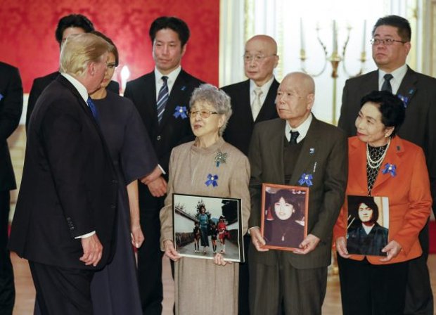 O presidente Donald Trump se encontra com família de pessoas sequestradas pela Coreia do Norte em Tóquio em 6 de novembro de 2017 (Kimimasa Mayama/AFP/Getty Images)