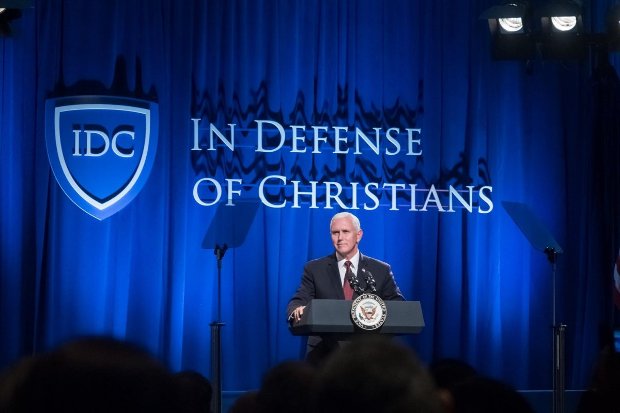 O vice-presidente americano Mike Pence profere o discurso principal durante a cúpula anual In Defense of Christians, em Washington, 25 de outubro de 2017 (In Defense of Christians/Facebook)
