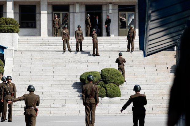 Soldados da Coreia do Norte vigiam o sul, enquanto o secretário de Defesa dos EUA, Jim Mattis, e o ministro sul-coreano da Defesa, Song Young-moo, visitam a Zona Desmilitarizada (DMZ), 27 de outubro de 2017, em Panmunjom, Coreia do Sul (Jeon Heon-Kyun-Pool/Getty Images)