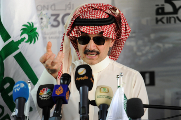Arábia Saudida, islamismo, comunismo, terrorismo - O recém-preso e bilionário príncipe saudita Alwaleed bin Talal fala durante uma conferência de imprensa na cidade de Jeddah no Mar Vermelho em 11 de maio de 2017 (Amer Hilabi/AFP/Getty Images)