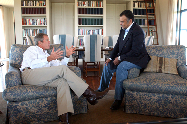 Arábia Saudida, islamismo, comunismo, terrorismo - O ex-presidente George W. Bush encontra-se com o príncipe saudita Bandar bin Sultan, o embaixador da Arábia Saudita nos EUA, no rancho familiar de Bush em Crawford, Texas, em 2002 (Eric Drapper/Casa Branca via Getty Images)