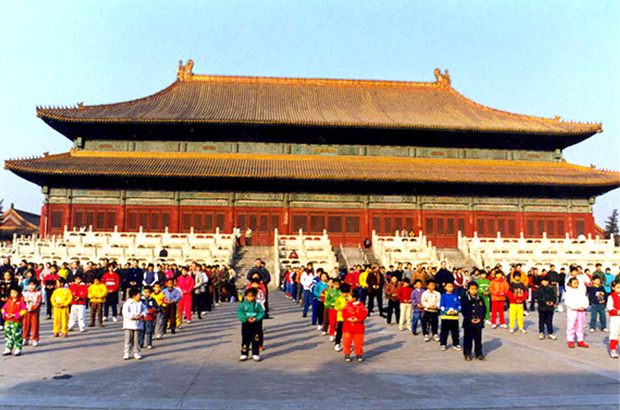 China, Falun Gong, perseguição, extração forçada de órgãos - Praticantes da disciplina espiritual do Falun Gong se exercitam em Pequim antes da perseguição começar em 1999 (Cortesia do Minghui.org)