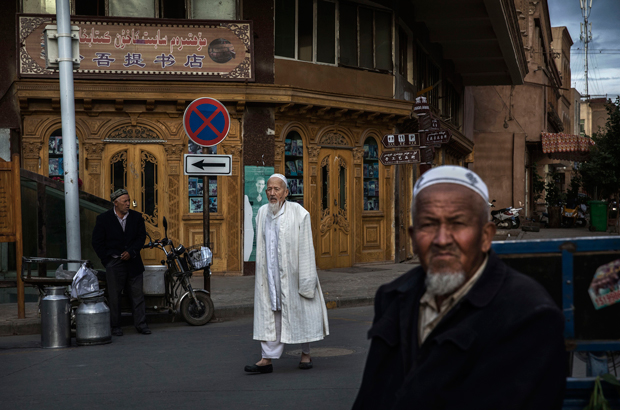 China, Xinjiang, uigur, extração forçada de órgãos, tráfico de órgãos - Uigures num mercado local em Kashgar, Xinjiang, em 1º de julho de 2017 (Kevin Frayer/Getty Images)