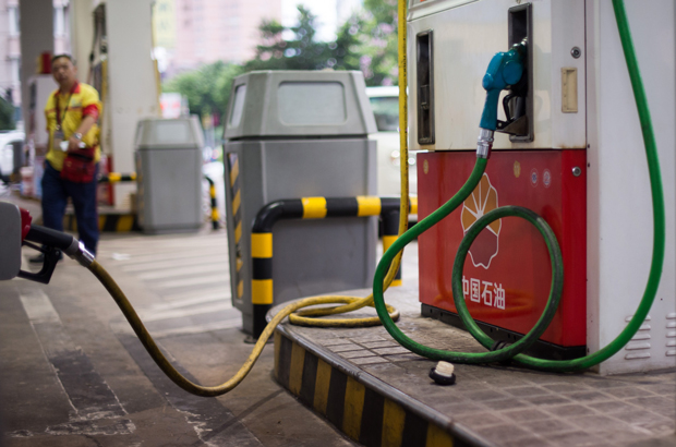 China, controle, doutrinação, comunismo, Partido Comunista Chinês - Um posto de gasolina da PetroChina em Xangai em 27 de agosto de 2014 (Johannes Eisele/AFP/Getty Images)